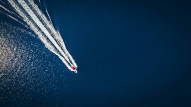 Turkuaz su ve teknenin üst görüntüsü.