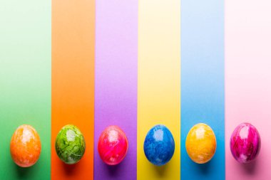 Paskalya yumurtaları ile çok renkli geometrik arkaplan.