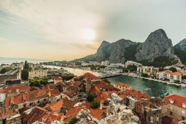 Omis ve Cetina Nehri Boğazı, Dalmaçya, Riviera Makarska, Hırvatistan 'ın panoramik manzarası.