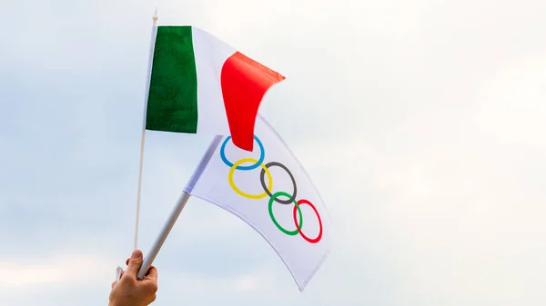 Fan Melambaikan Bendera Nasional Italia Dan Bendera Olimpiade Dengan Simbol — Stok Foto