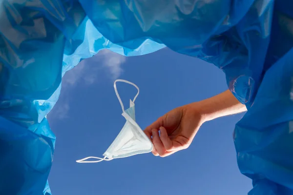 Man Die Een Chirurgisch Masker Een Vuilnisbak Gooit Concept Voor — Stockfoto