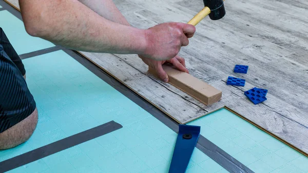 Man Laying Laminate Flooring Using Set Tools — Stock Photo, Image