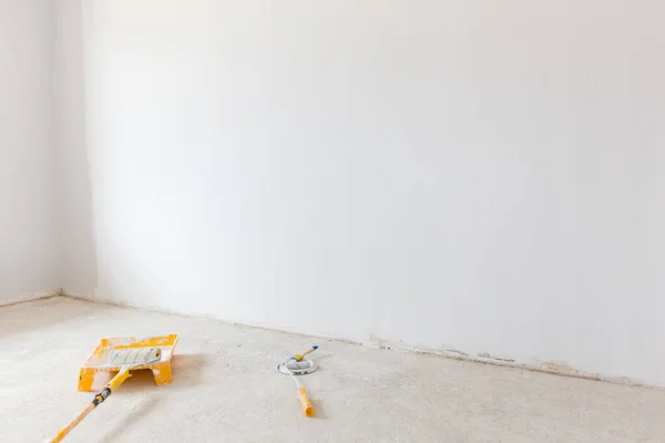 Echte Foto Tijdens Renovatiewerken Het Schilderen Van Lege Muren Kamer — Stockfoto