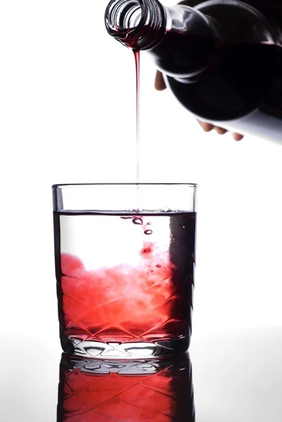 Wlać sok do wody — Zdjęcie stockowe