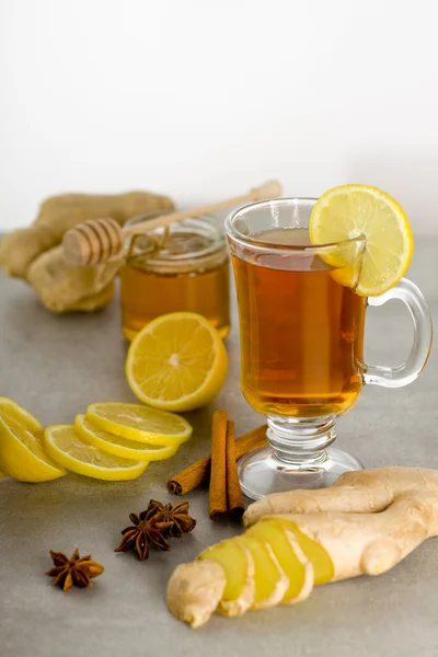 Forró tea és a fűszerek. — Stock Fotó