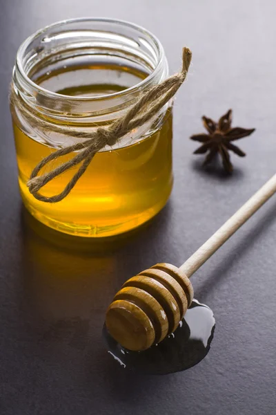 Pot de miel aux épices — Photo