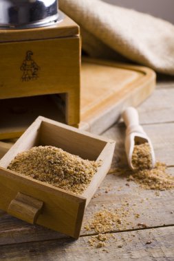 Taze çekilmiş keten tohumu. El ile değirmen.