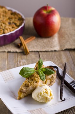 Elmalı turta ve dondurma..