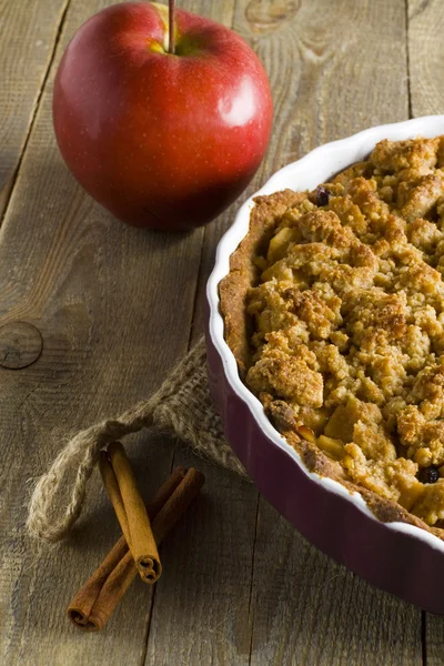 Apple pie with crumble. — Stock Photo, Image