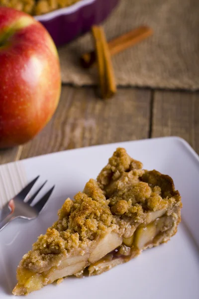 Tarta de manzana con crumble . — Foto de Stock