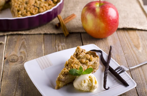 Apple pie with ice cream. — Stock Photo, Image