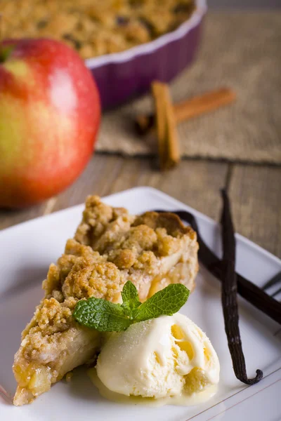 Apple pie with crumble. — Stock Photo, Image