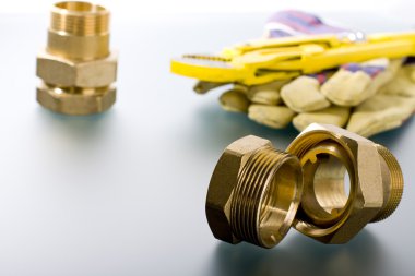 İngiliz anahtarını uygun pirinç.