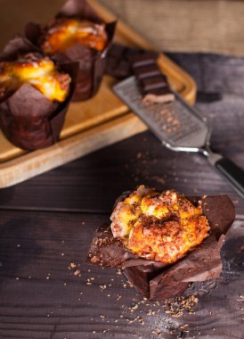 Ahşap arka plan olarak el yapımı kekler.