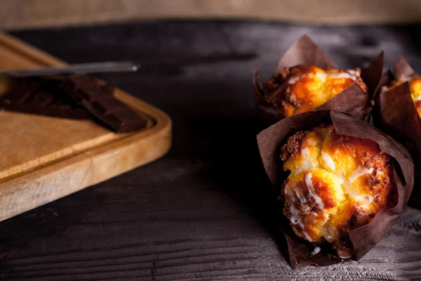 Muffin buatan tangan pada latar belakang kayu . — Stok Foto