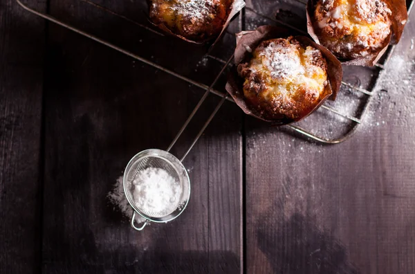 Muffins hechos a mano sobre fondo de madera . —  Fotos de Stock