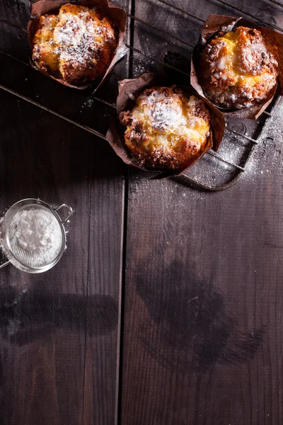 Muffin buatan tangan pada latar belakang kayu . — Stok Foto