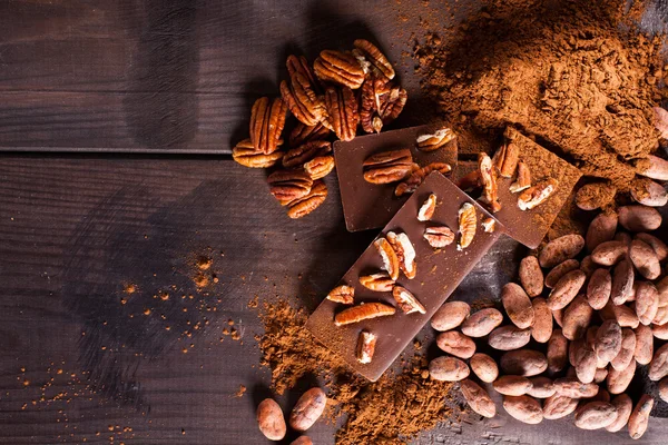 Chokladprodukter och nötter — Stockfoto