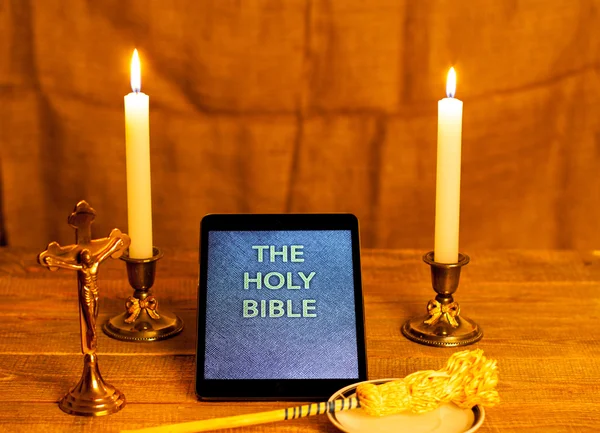 La Sacra Bibbia digitale come simbolo di una nuova era . — Foto Stock