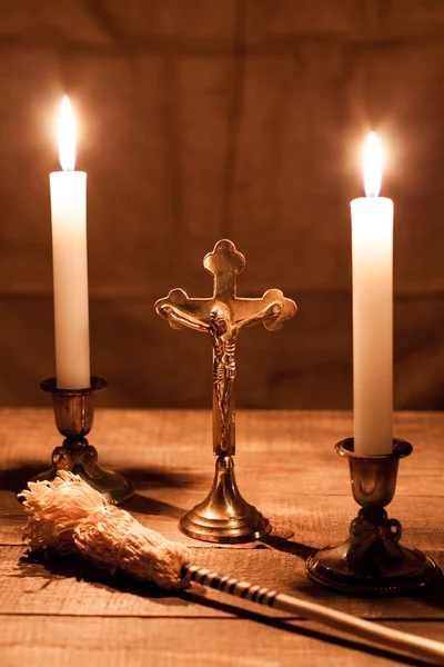 Cruz de ouro com velas — Fotografia de Stock