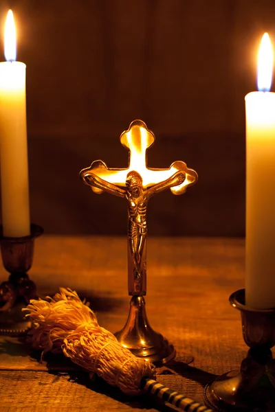 Cruz de oro con velas — Foto de Stock