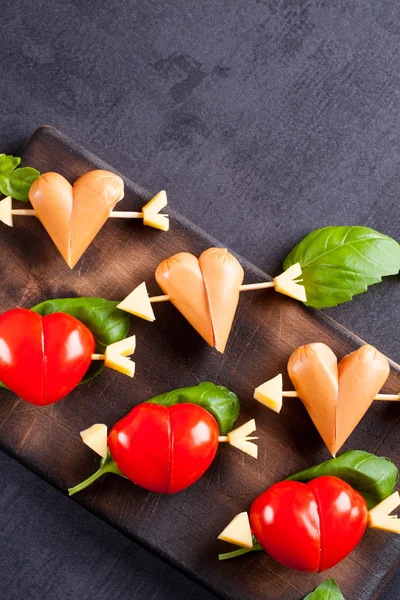 Filete marinado con tomate y salchicha en forma de corazón . — Foto de Stock