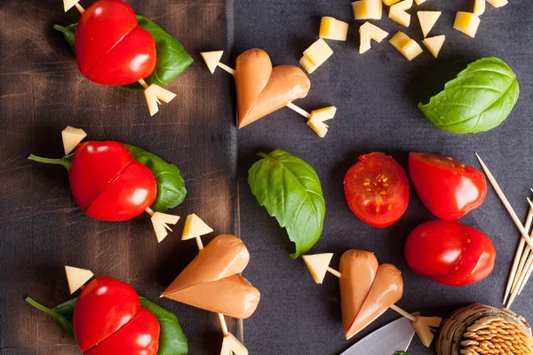 Filete marinado con tomate y salchicha en forma de corazón . — Foto de Stock
