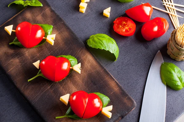 Filete marinado con forma de corazón de tomate . — Foto de Stock