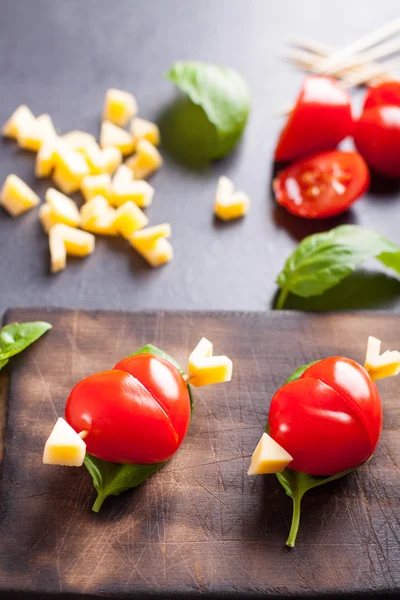 Filete marinado con forma de corazón de tomate . — Foto de Stock