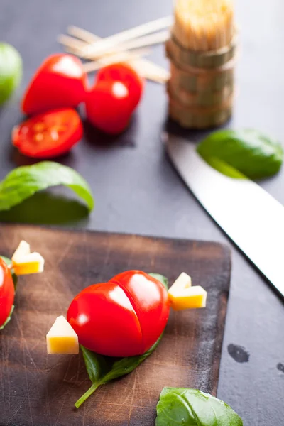 Filete marinado con forma de corazón de tomate . — Foto de Stock