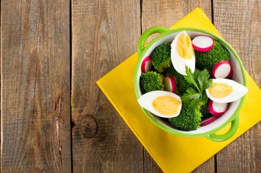 Brokoli Salatası ahşap arka plan üzerinde.