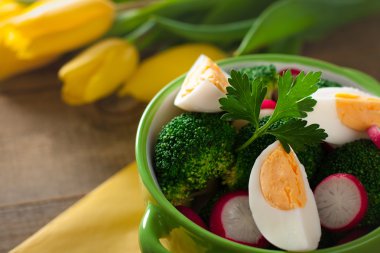 Brokoli Salatası tahta üzerinde