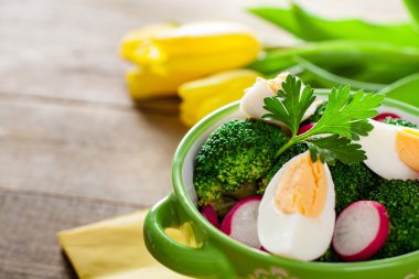 Brokoli Salatası ahşap arka plan üzerinde.