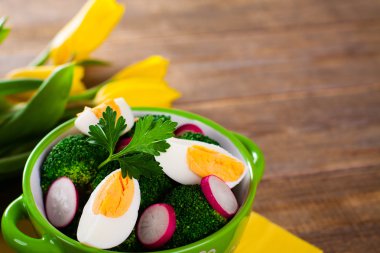 Brokoli Salatası ahşap arka plan üzerinde.