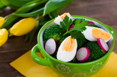 Brokoli Salatası ahşap arka plan üzerinde.