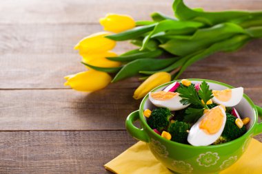 Brokoli Salatası ahşap arka plan üzerinde.