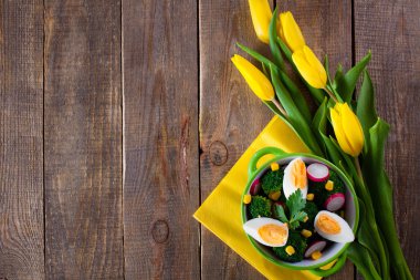 Brokoli Salatası ahşap arka plan üzerinde.