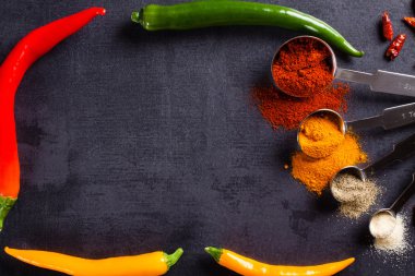 siyah arka plan üzerine baharat.