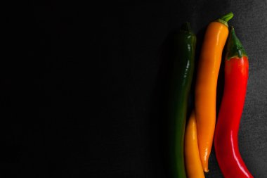 siyah arka plan üzerine baharat.