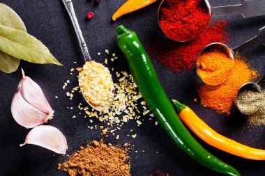 siyah arka plan üzerine baharat.