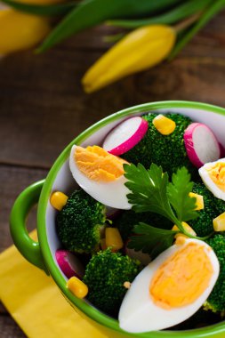 Brokoli Salatası ahşap arka plan üzerinde.