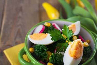 Brokoli Salatası ahşap arka plan üzerinde.