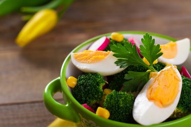 Brokoli Salatası ahşap arka plan üzerinde.