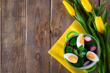 Brokoli Salatası ahşap arka plan üzerinde.