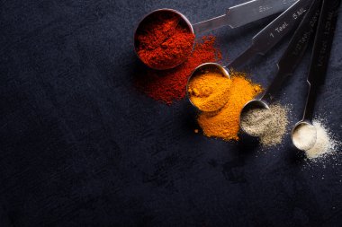 siyah arka plan üzerine baharat.