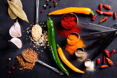 siyah arka plan üzerine baharat.