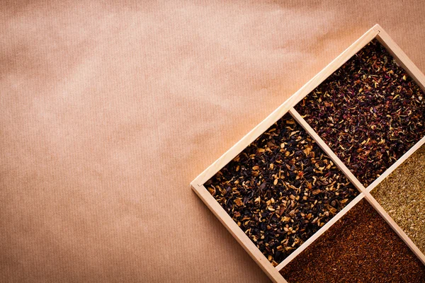 Gemischter Tee in einer Holzkiste — Stockfoto