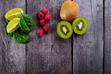 Taze meyve ve ıspanak.