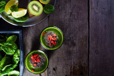 Taze yeşil smoothies.