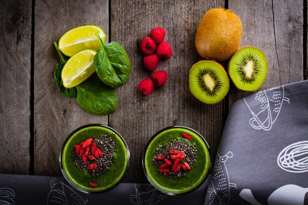 Fresh green smoothies. — Stock Photo, Image